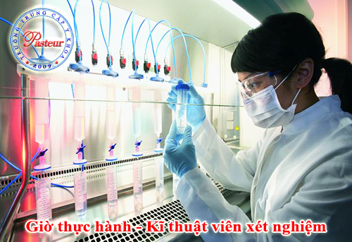 Sinh viên Y Khoa Pasteur thực hành xét nghiệm